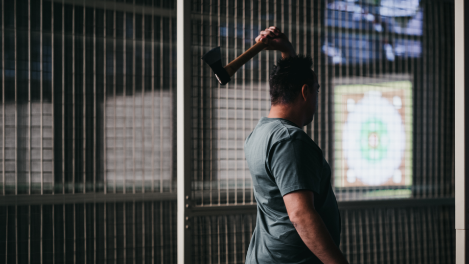 Man carrying an axe at the axe throwing lanes in Antwerp - Man met een bijl bij de bijlwerpbanen in Antwerpen