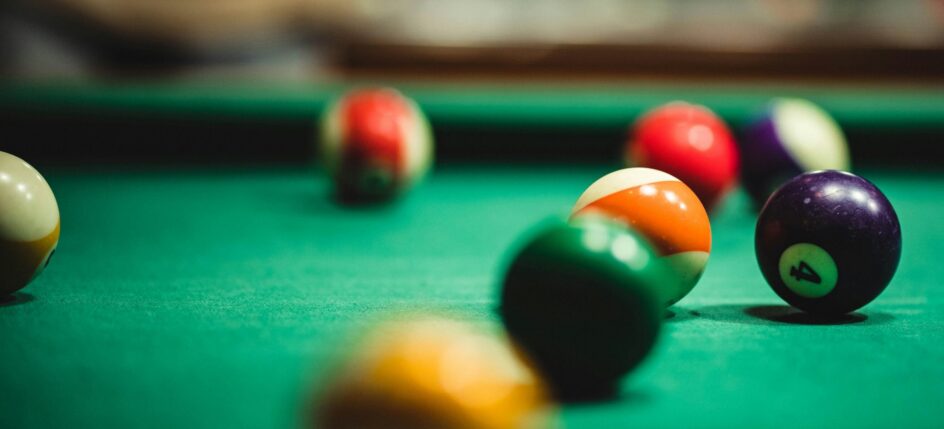 Pool table in the bar games area in Antwerp – Pooltafel in de bargames-zone in Antwerpen