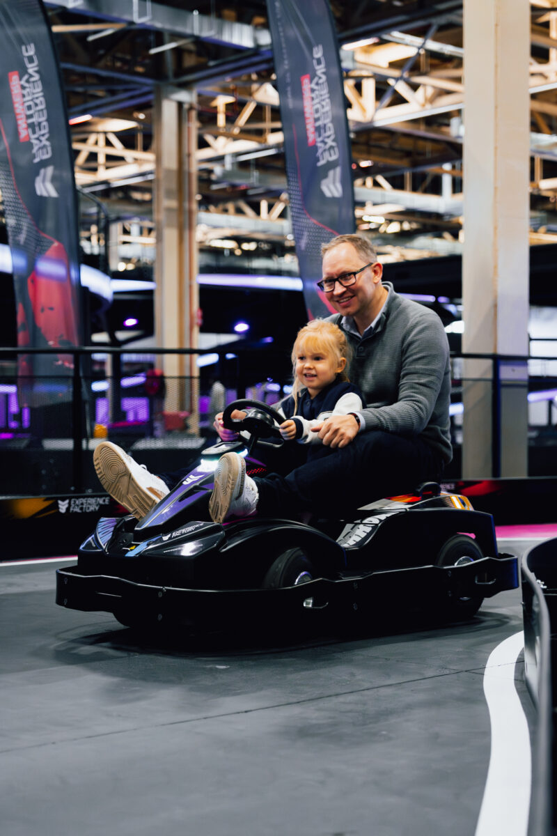 Father and daughter sharing a mini kart in Antwerp – Vader en dochter samen in een minikart in Antwerpen