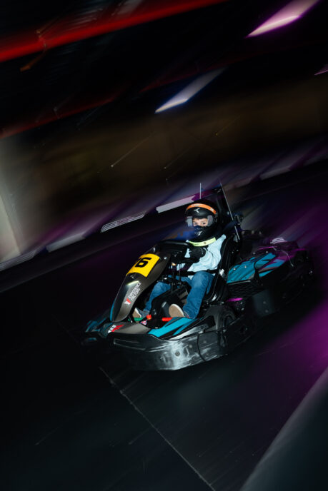 Young driver on the karting track in Antwerp – Jonge piloot op de kartbaan in Antwerpen