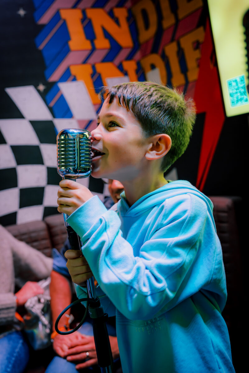 Boy singing in the karaoke room in Antwerp – Jongen zingt in de karaokeroom in Antwerpen