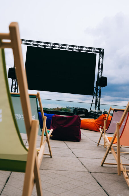Outdoor terrace with LED screen in Antwerp - Buitenterras met ledscherm in Antwerpen