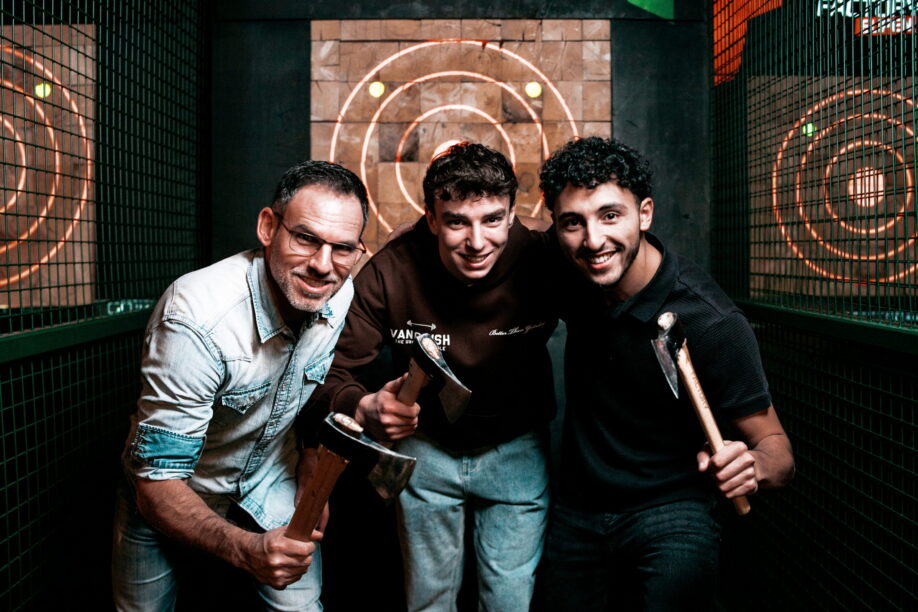 Bachelor party group axe throwing in Antwerp - Vrijgezellengroep bijlwerpen in Antwerpen