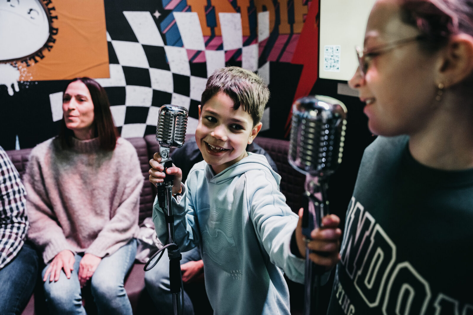 Family singing in the karaoke room in Antwerp – Gezin zingt in de karaokeroom in Antwerpen