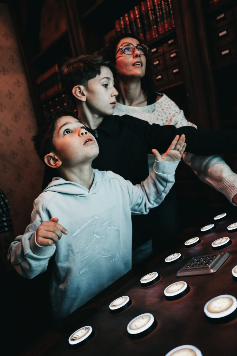 Children at a Time Mission portal in Antwerp – Kinderen bij een Time Mission-portaal in Antwerpen