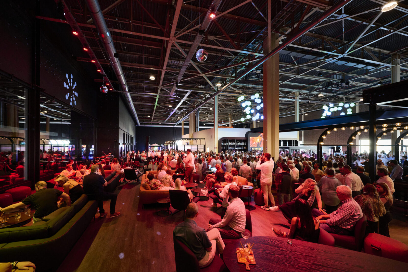 Crowd at a large event in Antwerp - Publiek op een groot event in Antwerpen