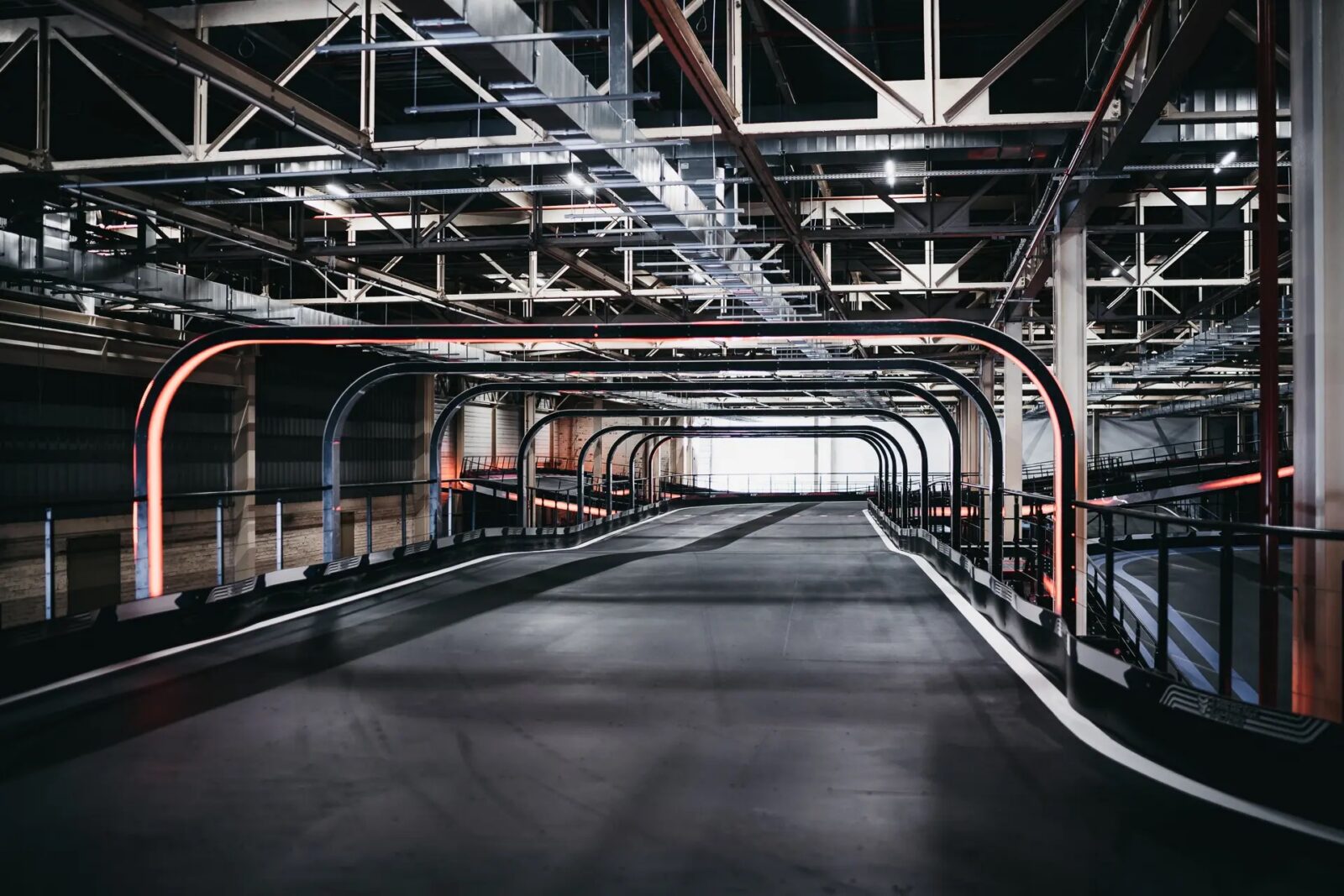 Indoor karting track with flyover in Antwerp - Indoor kartbaan met brug in Antwerpen