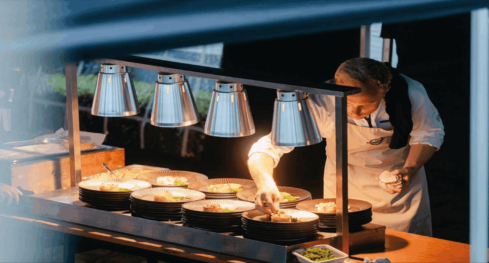 Buffet catering under heat lamps at an event in Antwerp - Buffetcatering onder warmhoudlampen op een event in Antwerpen