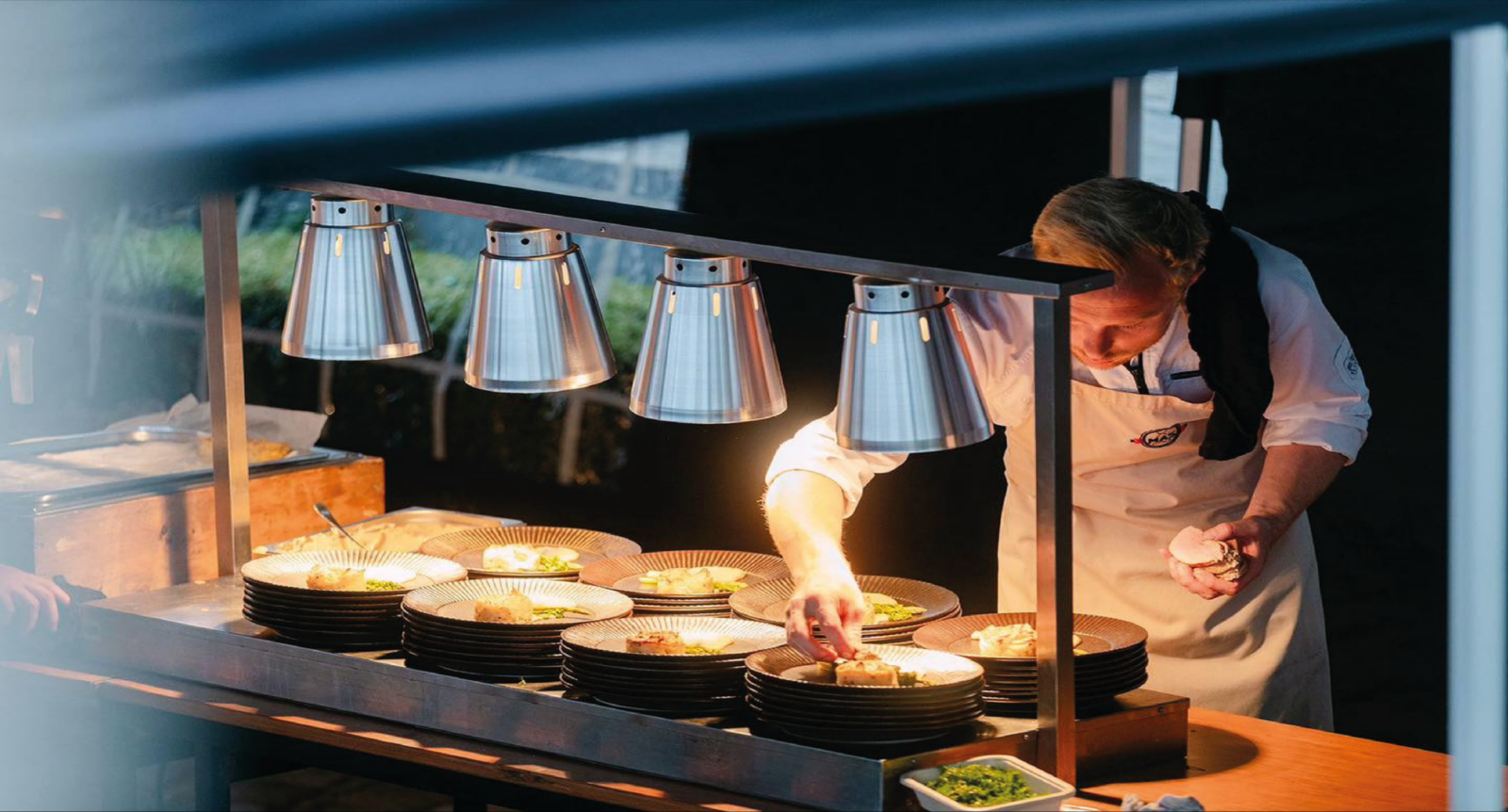 Buffet catering under heat lamps at an event in Antwerp - Buffetcatering onder warmhoudlampen op een event in Antwerpen