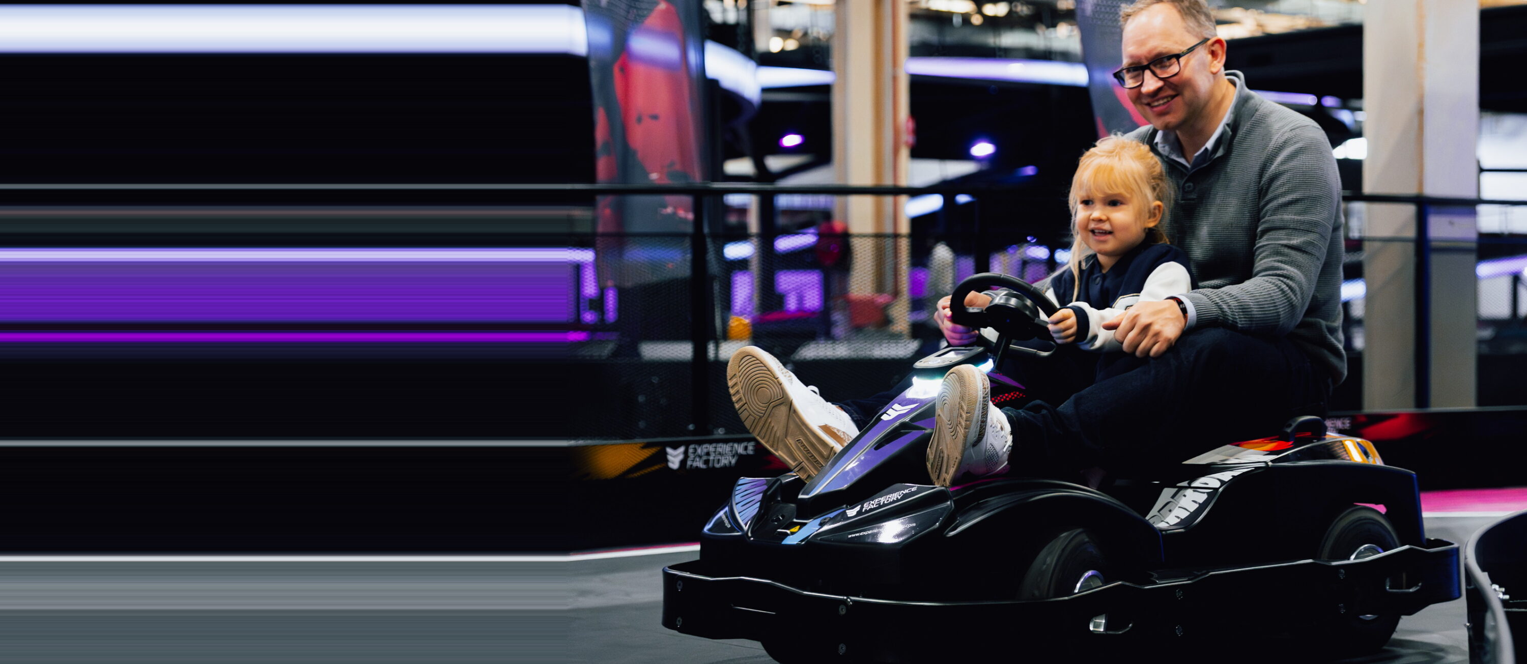 Father and daughter sharing a mini kart in Antwerp – Vader en dochter samen in een minikart in Antwerpen