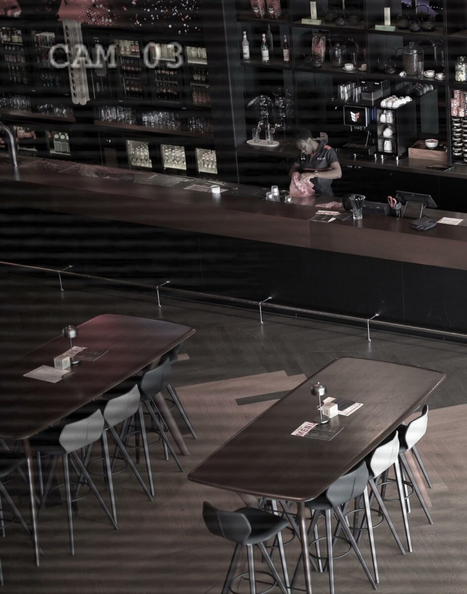 Security camera view of the bar during The Night Shift - Bewakingscamerabeeld van de bar tijdens The Night Shift