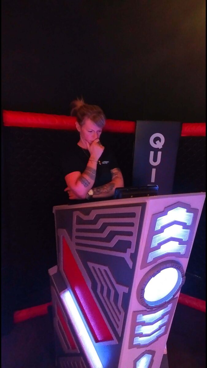 Player at a quiz console in the Quiz Room in Antwerp - Speelster aan een quizconsole in de Quiz Room in Antwerpen