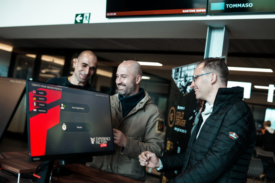 Clients devant l'écran des temps à Eupen