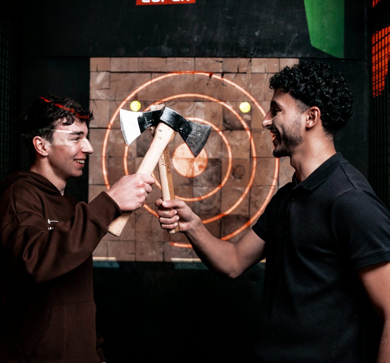 Guests axe throwing at Experience Factory Eupen - Clients au lancer de hache à l'Experience Factory Eupen - Gäste beim Axtwerfen in der Experience Factory Eupen