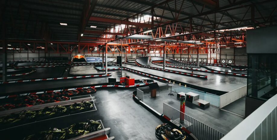 Karting hall seen from above in Eupen - Le hall de karting vu d'en haut à Eupen - Karthalle von oben in Eupen