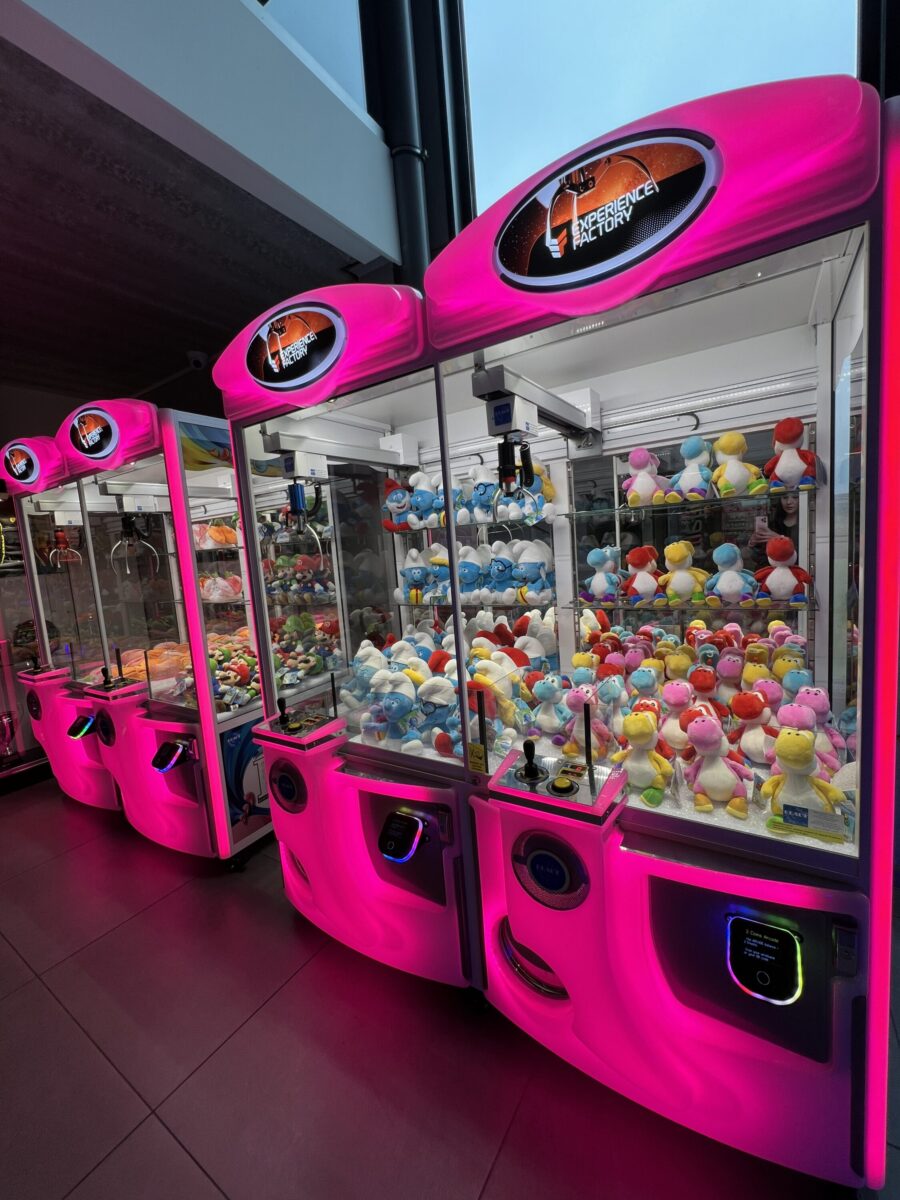 Row of claw machines at Experience Factory Eupen - Rangée de pinces à Experience Factory Eupen - Reihe von Greifautomaten in der Experience Factory Eupen