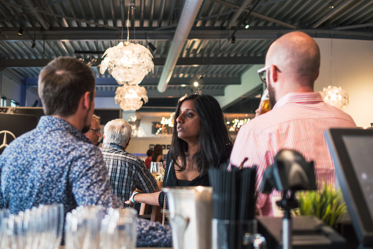 Guests at the bar counter at Experience Factory Eupen - Clients au comptoir du bar de l'Experience Factory Eupen - Gäste am Bartresen der Experience Factory Eupen